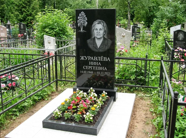 Памятник с гравировкой берёзы — гравировка одинокой берёзы над именем, работа «Журавлёва» в Новокузнецке