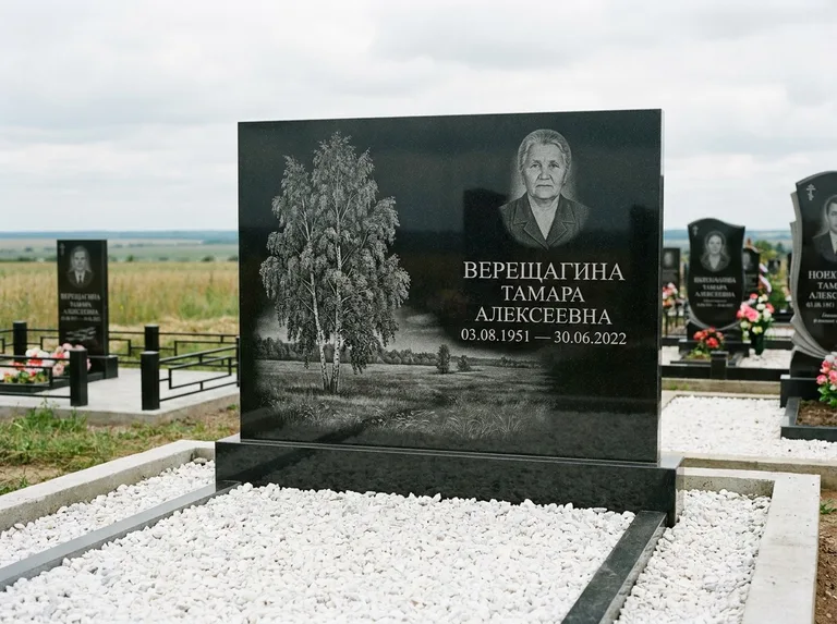 Памятник с гравировкой берёзы: широкая горизонтальная стела — берёза у поля, простор до горизонта, белая мраморная крошка с бордюром, работа «Верещагина» в Новокузнецке