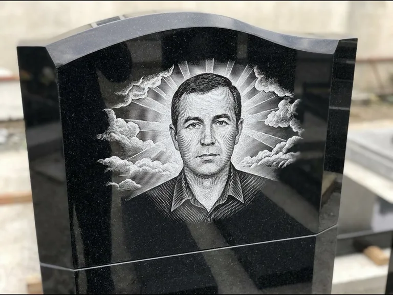 Гравировка фото на памятнике — с фоном в Новокузнецке