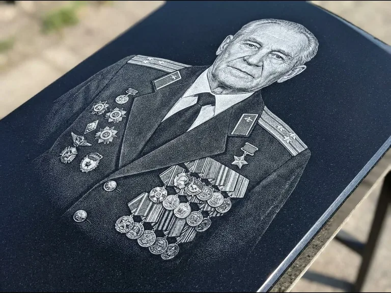 Гравировка фото на памятнике — военный / ветеран в Новокузнецке