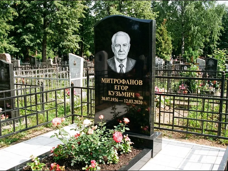 Гравировка портрета на чёрном граните — выполненная работа 29 в Новокузнецке