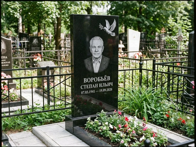 Гравировка голубей на памятник в Новокузнецке — памятник из чёрного гранита с гравировкой