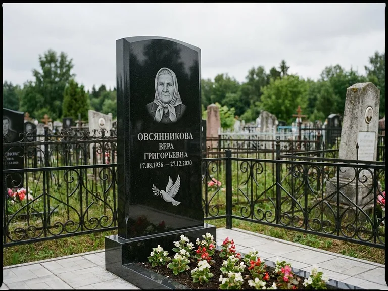 Памятник с гравировкой голубей — гравировка голубя с оливковой ветвью рядом с эпитафией, работа «Овсянникова» в Новокузнецке