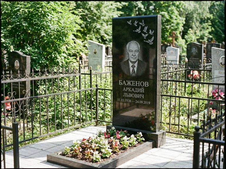Памятник с гравировкой голубей — гравировка стаи голубей, взлетающей от угла стелы, работа «Баженов» в Новокузнецке