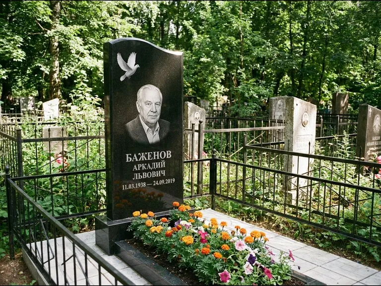 Памятник с гравировкой голубей — белая гравировка взлетающего голубя над портретом, работа «Баженов» в Новокузнецке
