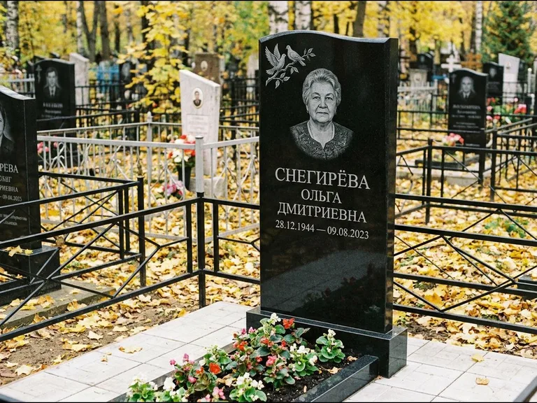 Памятник с гравировкой голубей — гравировка пары голубей на ветке в верхнем углу стелы, работа «Снегирёва» в Новокузнецке