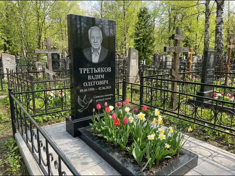 Памятник с гравировкой голубей — гравировка голубя с оливковой ветвью рядом с эпитафией, работа «Третьяков» в Новокузнецке