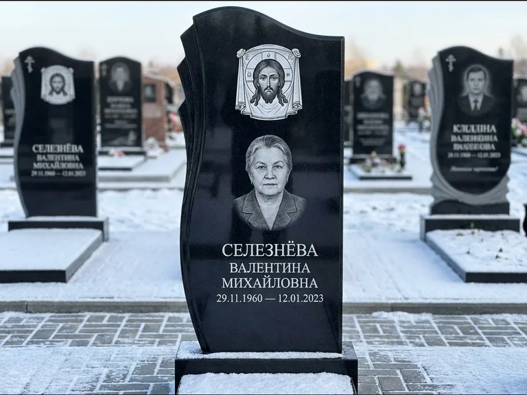 Памятник с гравировкой иконы — Казанская икона Божией Матери на стеле, работа «Одинцов» в Новокузнецке