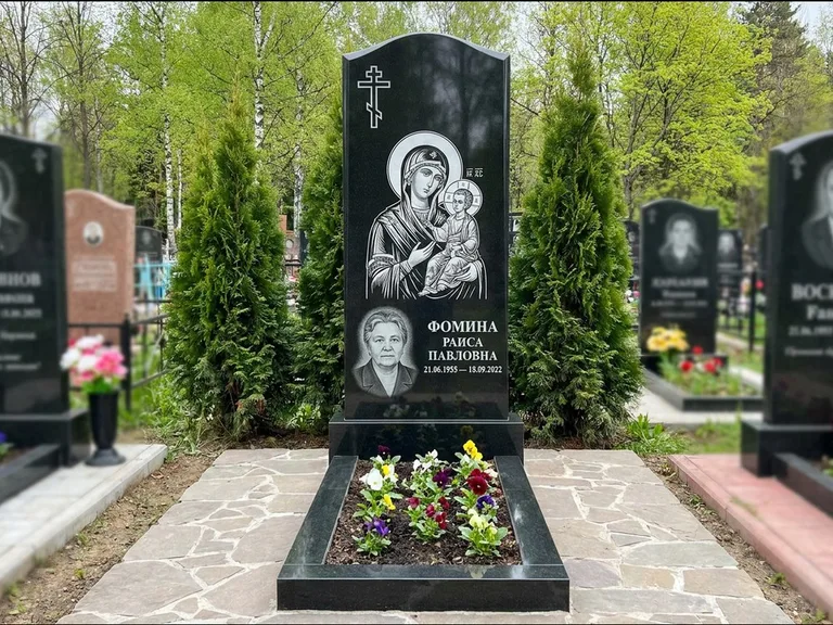 Памятник с гравировкой иконы — икона в резном киоте, работа «Гущин» в Новокузнецке