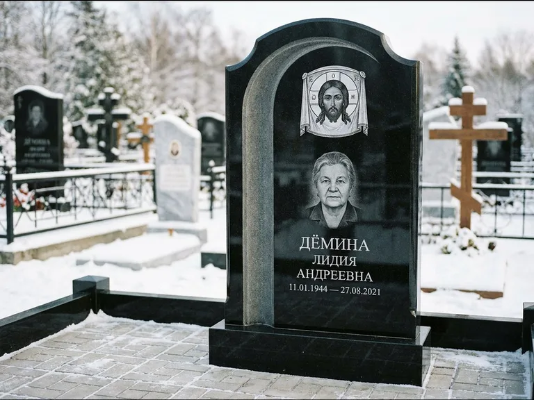 Памятник с гравировкой иконы: гранёный восьмиугольный обелиск с крестом — гравировка Николая Чудотворца, семейный участок с гранитной скамьёй, работа «Зотов» в Новокузнецке