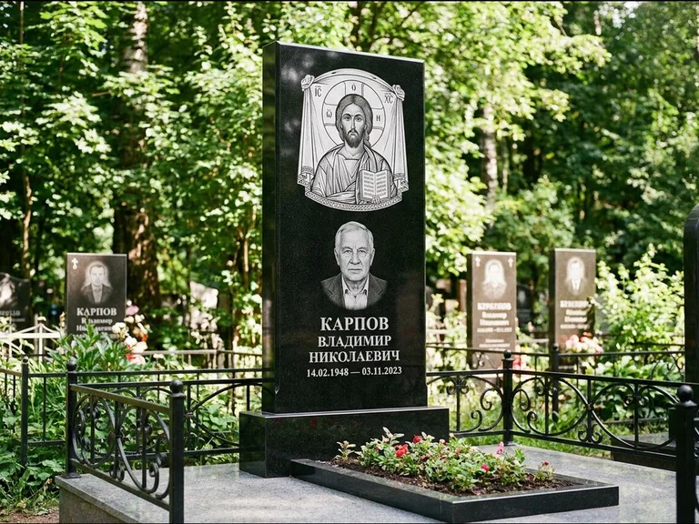 Памятник с гравировкой иконы: широкая двойная семейная стела — золочёный нимб на образе, цветник с красными розами, работа «Воронцова» в Новокузнецке