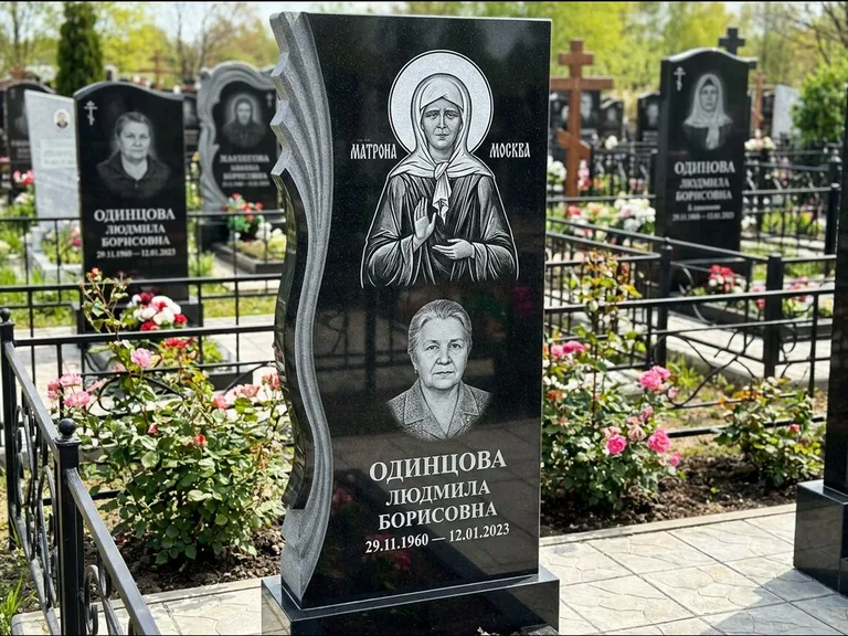 Памятник с гравировкой иконы: ступенчатая двухуровневая стела — Архангел Михаил на стеле, каменная дорожка из плитняка, работа «Одинцов» в Новокузнецке