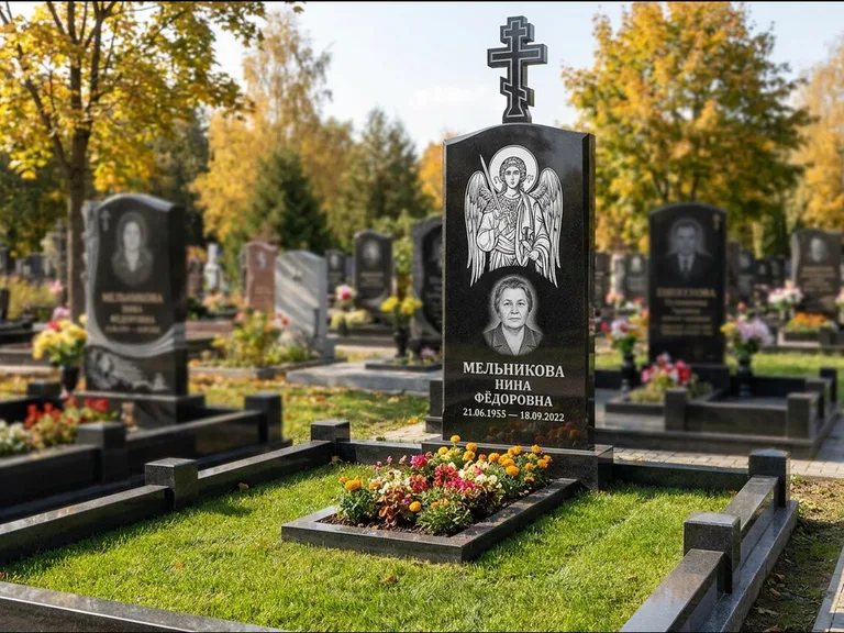 Памятник с гравировкой иконы: округлая стела-медальон с ликом — гравировка Богородицы «Семистрельная», луговые травы и полевые цветы за участком, работа «Гущин» в Новокузнецке