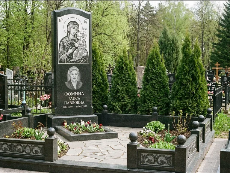 Памятник с гравировкой иконы: высокий гранёный обелиск с крестом-навершием — гравировка образа Матроны Московской, открытый участок без ограды, работа «Третьяков» в Новокузнецке