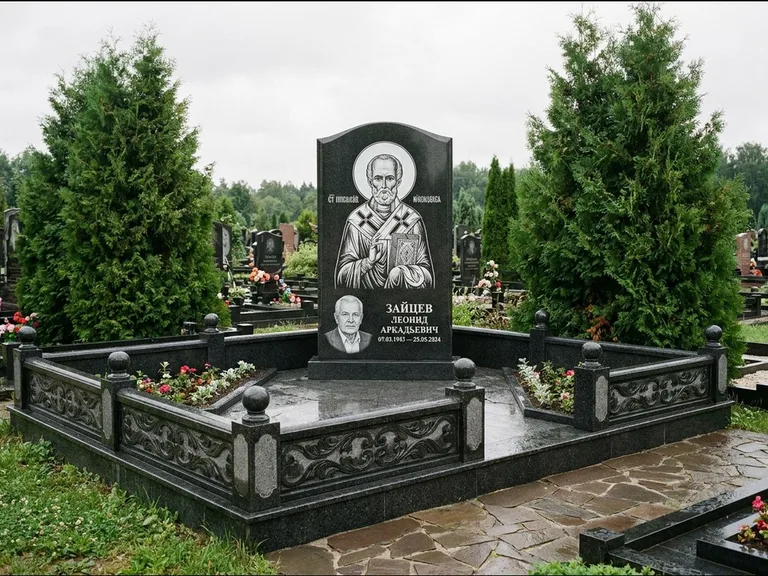 Памятник с гравировкой иконы: стела с гранитным столиком и скамьёй — Архангел Михаил на стеле, семейный участок с плиткой, работа «Верещагина» в Новокузнецке