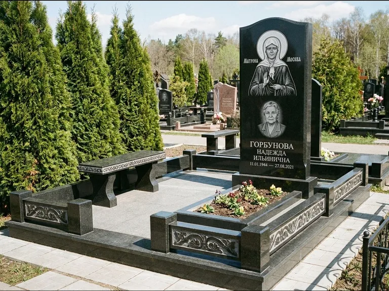 Памятник с гравировкой иконы: стела в форме раскрытой книги с образом — гравировка образа Спасителя, цоколь тёмной плиткой, работа «Зотов» в Новокузнецке