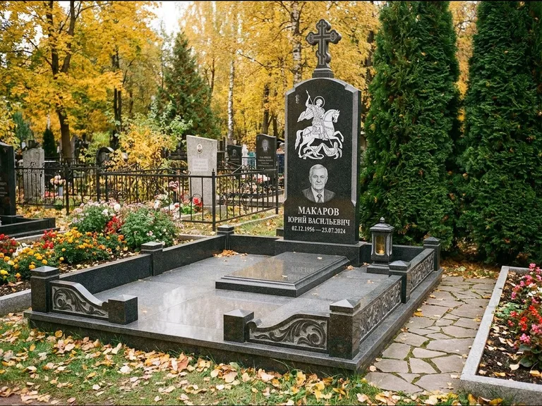 Памятник с гравировкой иконы: ступенчатая трёхуровневая стела — золочёный нимб на образе, дорожка из природного плитняка, работа «Лебедева» в Новокузнецке