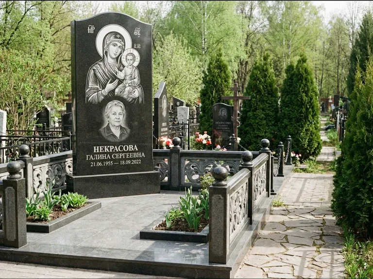 Памятник с гравировкой иконы: полукруглая стела с купольным навершием — Архангел Михаил на стеле, заснеженный зимний участок, работа «Гущин» в Новокузнецке