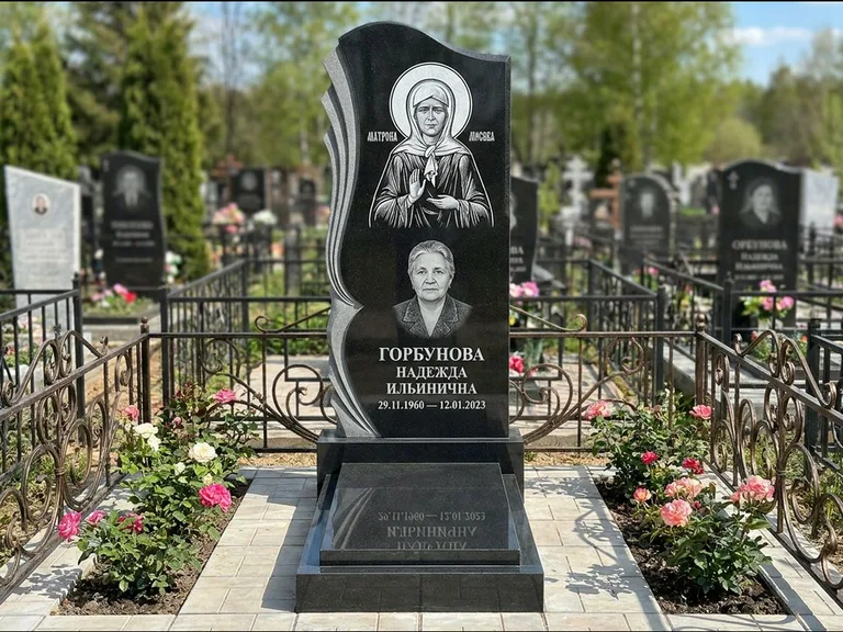 Памятник с гравировкой иконы — икона в резном киоте, работа «Одинцов» в Новокузнецке