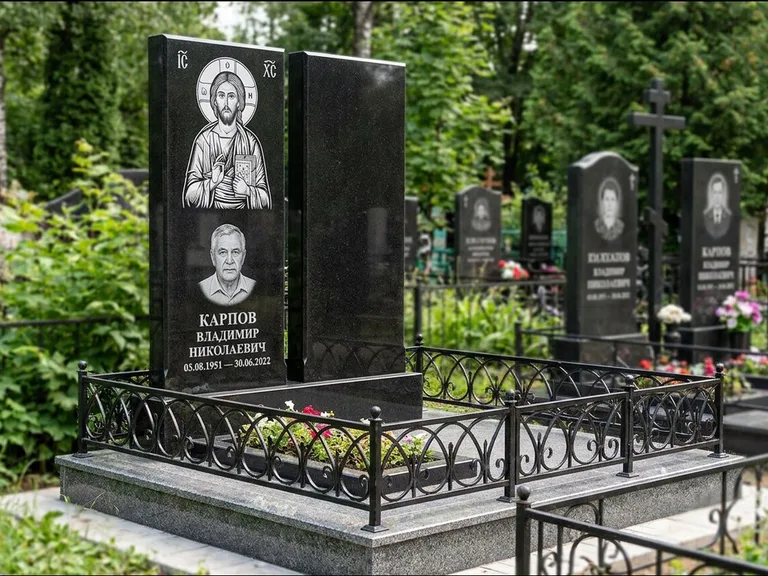 Памятник с гравировкой иконы — Казанская икона Божией Матери на стеле, работа «Богданова» в Новокузнецке