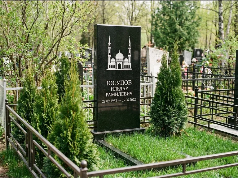 Мусульманский памятник с гравировкой мечети — силуэт мечети с двумя минаретами над именем, работа «Юсупов» в Новокузнецке