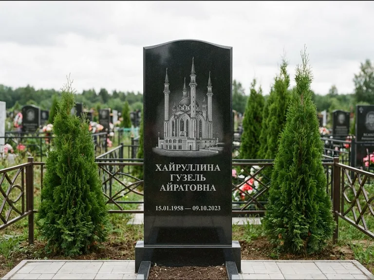 Мусульманский памятник с гравировкой мечети — мечеть Кул-Шариф на обороте стелы, работа «Хайруллина» в Новокузнецке