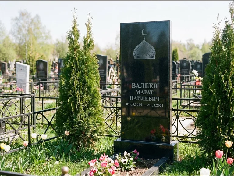 Мусульманский памятник с гравировкой мечети — купол с полумесяцем в верхней части, работа «Валеев» в Новокузнецке