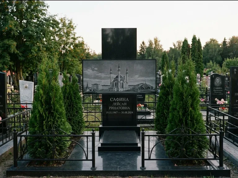 Мусульманский памятник с гравировкой мечети — панорама мечети во всю ширину стелы, работа «Сафина» в Новокузнецке