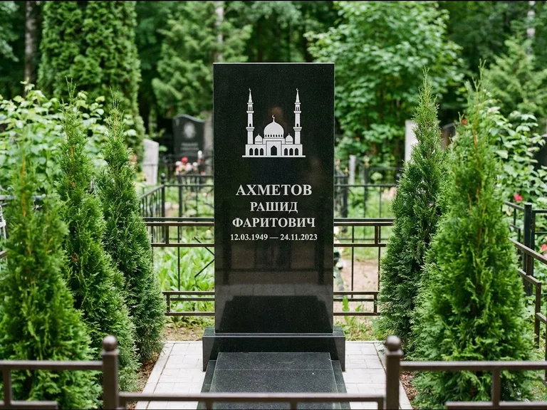 Мусульманский памятник с гравировкой мечети — силуэт мечети с двумя минаретами над именем, работа «Ахметов» в Новокузнецке