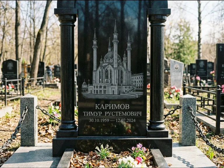 Мусульманский памятник с гравировкой мечети: стела с колоннами-минаретами по бокам — детализированная гравировка мечети Кул-Шариф, гранитные столбики с провисающей цепью, работа «Каримов» в Новокузнецке