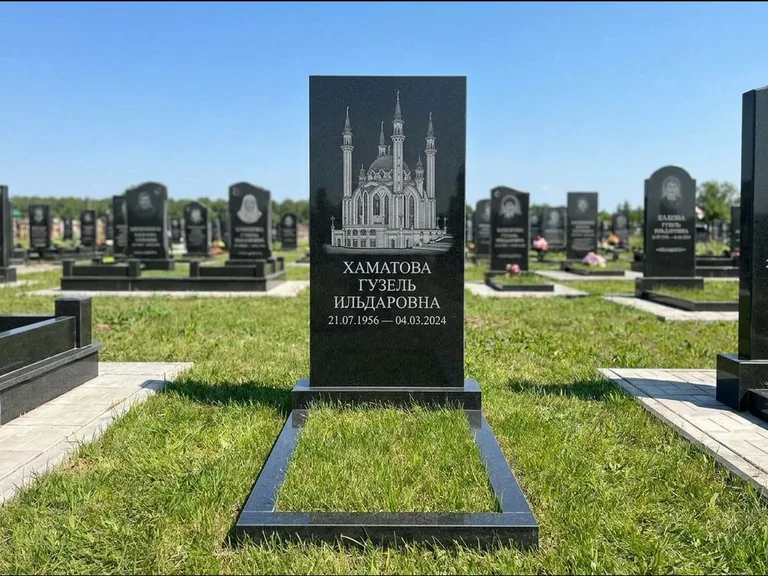Мусульманский памятник с гравировкой мечети: небольшая скромная одиночная стела — золочёная гравировка мечети, аккуратный участок с газоном, работа «Нигматуллина» в Новокузнецке