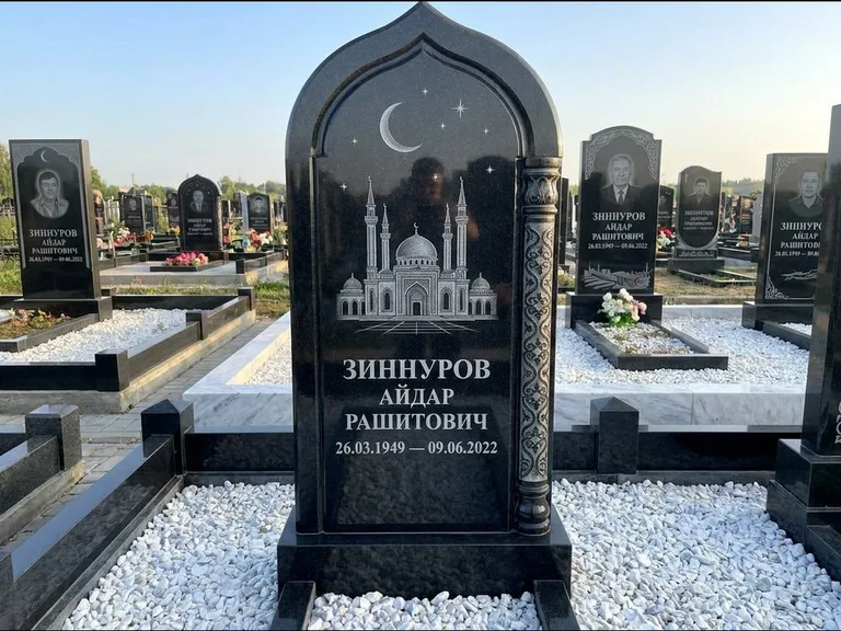 Мусульманский памятник с гравировкой мечети: стела с михраб-верхом и резной боковой колонной — детализированная гравировка мечети Кул-Шариф, белая мраморная крошка, работа «Ахметов» в Новокузнецке