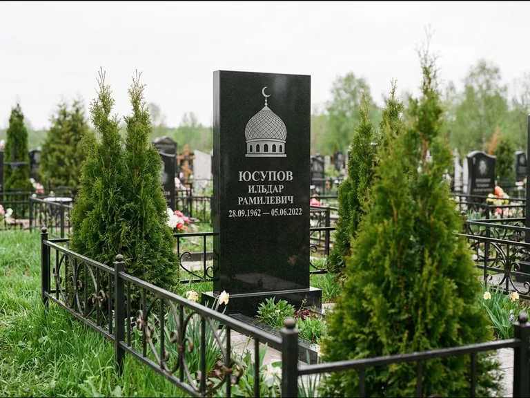 Мусульманский памятник с гравировкой мечети — купол с полумесяцем в верхней части, работа «Юсупов» в Новокузнецке