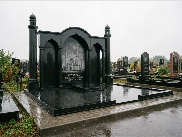 Мусульманский памятник с гравировкой мечети: семейный мемориал с колоннами-минаретами и аркой — золочёная гравировка мечети, большая мощёная площадка, работа «Абдуллаева» в Новокузнецке