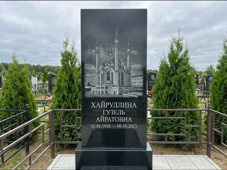 Мусульманский памятник с гравировкой мечети — панорама мечети во всю ширину стелы, работа «Хайруллина» в Новокузнецке