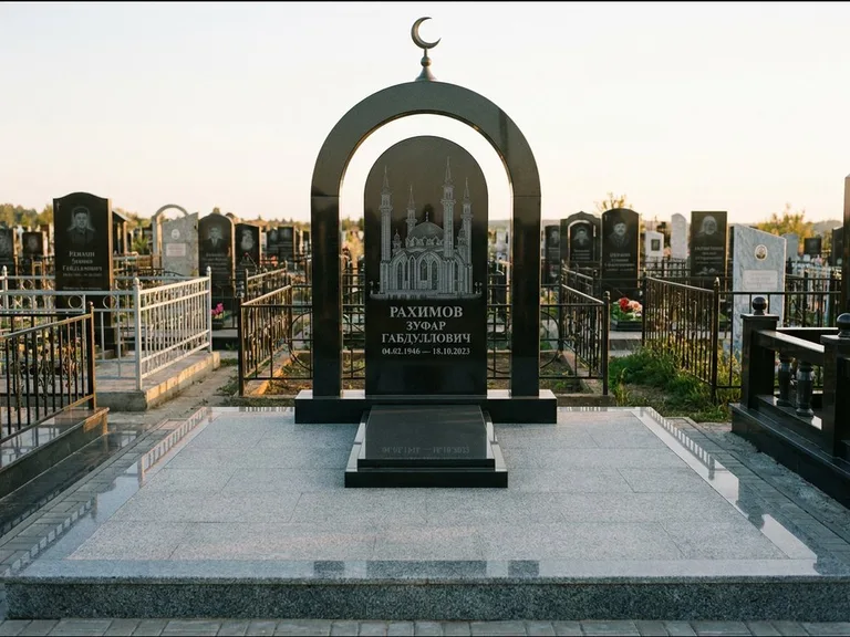 Мусульманский памятник с гравировкой мечети: монументальная стела-арка с полумесяцем на вершине — детализированная гравировка мечети Кул-Шариф, мощёная гранитная площадка с бордюром, работа «Юсупов» в Новокузнецке