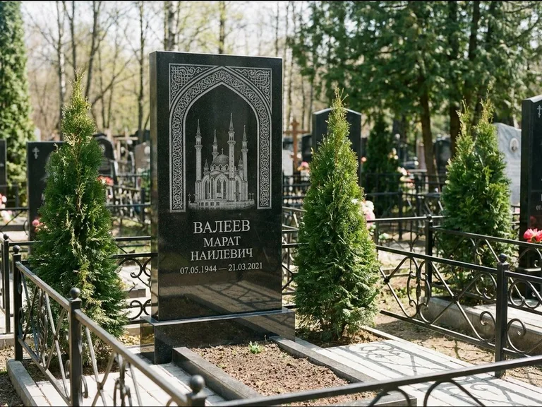 Мусульманский памятник с гравировкой мечети — мечеть в восточной арке с орнаментом, работа «Валеев» в Новокузнецке