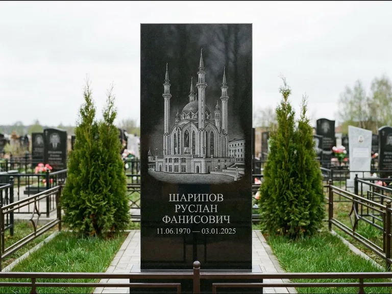 Мусульманский памятник с гравировкой мечети — мечеть Кул-Шариф на обороте стелы, работа «Шарипов» в Новокузнецке