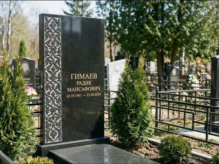 Мусульманский памятник — колонна ислими по краю стелы, работа «Гимаев» в Новокузнецке