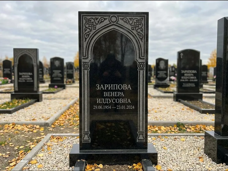 Мусульманский памятник: фигурная стела с михраб-нишей — гравировка мечети в михраб-арке с орнаментом, светлая гравийная отсыпка, работа «Зарипова» в Новокузнецке