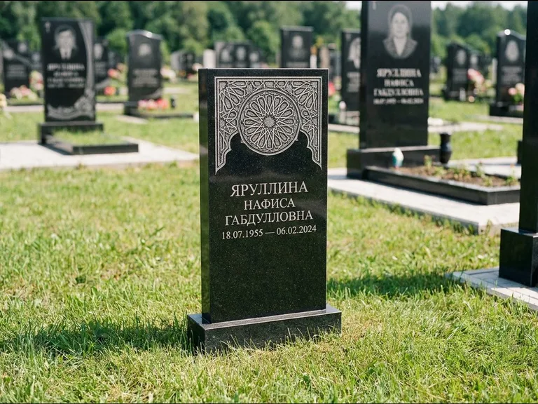 Мусульманский памятник: небольшая скромная невысокая стела — золочёная гравировка мечети, аккуратный участок с газоном, работа «Фахрутдинова» в Новокузнецке