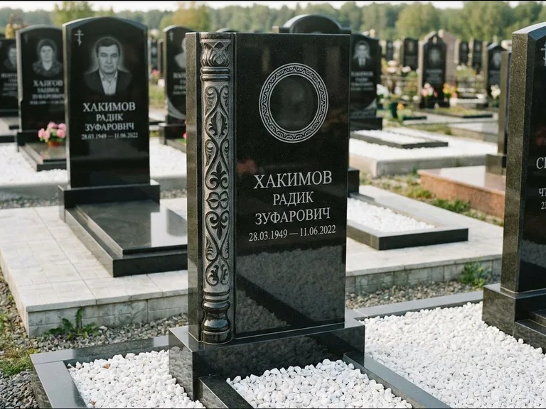 Мусульманский памятник: стела с боковой резной орнаментальной колонной — детализированная гравировка мечети Кул-Шариф, белая мраморная крошка, работа «Хабибуллин» в Новокузнецке