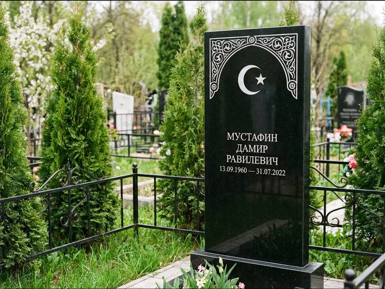 Мусульманский памятник — полумесяц со звездой и орнамент-бордюр, работа «Мустафин» в Новокузнецке