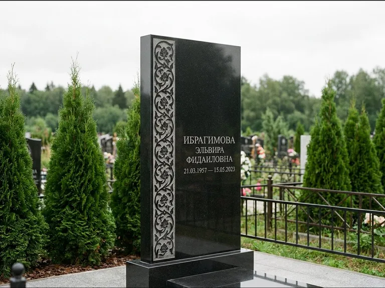 Мусульманский памятник — колонна ислими по краю стелы, работа «Ибрагимова» в Новокузнецке