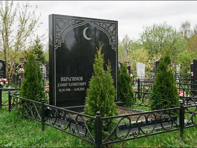 Памятник с гравировкой полумесяца — гравировка полумесяца в восточной арке с орнаментом, работа «Ибрагимов» в Новокузнецке
