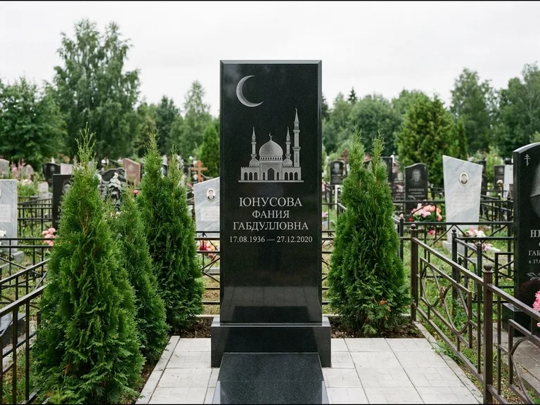 Памятник с гравировкой полумесяца — гравировка полумесяца над силуэтом мечети, работа «Юнусова» в Новокузнецке