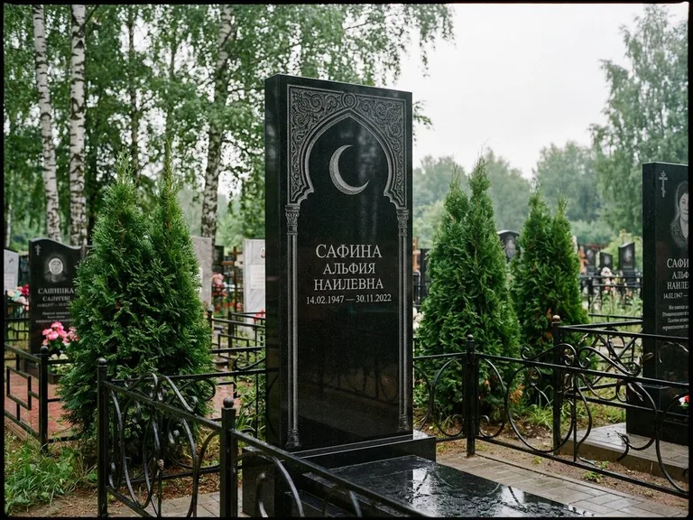 Памятник с гравировкой полумесяца — гравировка полумесяца в восточной арке с орнаментом, работа «Сафина» в Новокузнецке