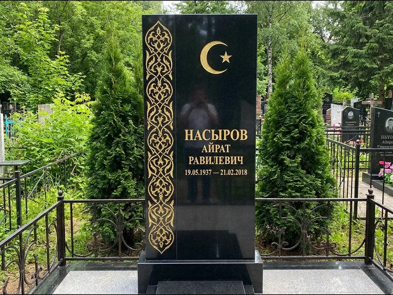 Памятник с гравировкой полумесяца — золочёный полумесяц и колонна растительного орнамента-ислими, работа «Насыров» в Новокузнецке