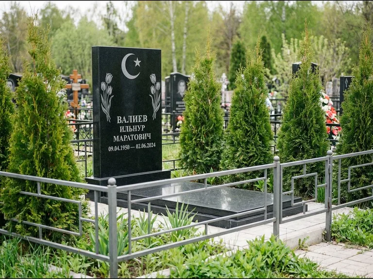 Памятник с гравировкой полумесяца — гравировка полумесяца со звездой и тюльпанами по бокам, работа «Валиев» в Новокузнецке