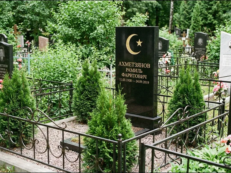 Памятник с гравировкой полумесяца — золочёная гравировка полумесяца со звездой в верхней части с, работа «Ахметзянов» в Новокузнецке